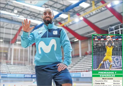  ??  ?? ASTRO. Ricardinho señala las veces que ha sido mejor jugador del mundo: cinco. A la derecha, Paco Sedano.