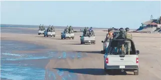  ?? ?? ❲ La Secretaría de la Defensa Nacional patrulla las carreteras cercanas al poblado Golfo de Santa Clara, mientras que la Marina recorre las playas.
