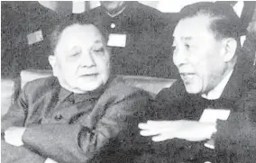  ??  ?? 1984年1月28日，邓小平视察蛇口工业区­时，听取袁庚的工作汇报