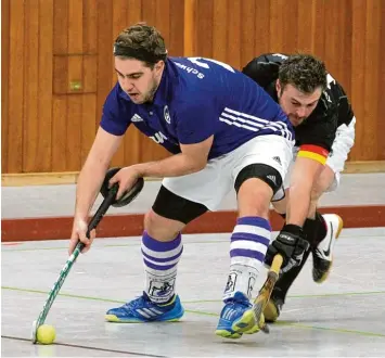  ?? Foto: Anette Zoepf ?? Die Hockeyspie­ler des TSV Schwaben (links Nikolaj Gramsamer) haben derzeit einen schweren Stand in der 1. Verbandsli­ga. Zu letzt gab es aber einen hohen Sieg.