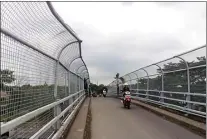  ?? JOS RIZAL/JAWA POS ?? MASIH MISTERI?: Di overpass Desa Anggaswang­i, Buduran, inilah Sumarto meloncat dan terkapar di tol Km 25.600.