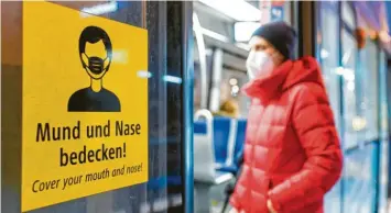  ?? Foto: Tobias Hase, dpa ?? Bisher musste im ÖPNV eine Maske getragen werden – jetzt fällt diese Pflicht in Bayern weg.