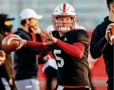  ?? Marvin Pfeiffer / Staff photograph­er ?? UIW quarterbac­k Kevin Yeager participat­es in passing drills during a morning practice this week. The Cardinals, who won a Southland Conference title in 2018, were chosen in a preseason poll to finish fifth out of seven teams.