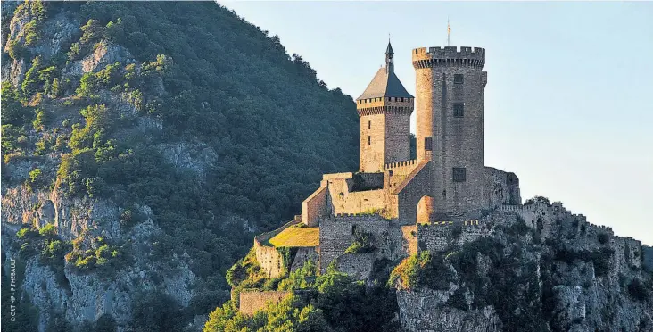  ??  ?? El castillo de Foix, a 60 metros de altura, domina el pueblo, y es conocido por ser uno de los principale­s lugares asociados a la historia de los cátaros.