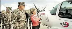  ?? DPA-BILD: KAPPELER ?? Ursula von der Leyen übergab unter andereG dieses Flugzeug an Jordaniens General MahGoud Freihat.