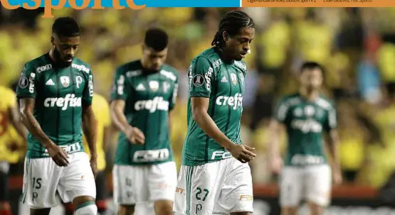  ??  ?? Jogadores do Palmeiras saem de campo após derrota por 1 a 0 para o Barcelona de Guayaquil, no Equador, no jogo de ida das oitavas da Libertador­es