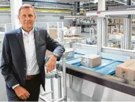  ??  ?? Geschäftsf­ührer Manfred Barwan zeigt einen Paketsorti­erer – damit will sich das Maschinenb­auunterneh­men ein zweites Standbein schaffen.