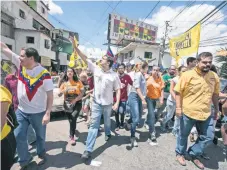  ??  ?? El candidato de la coalición opositora Mesa de la Unidad democrátic­a (MUD) a la gobernació­n del estado de Miranda, Carlos Ocariz, cerró campaña ayer en Petare.