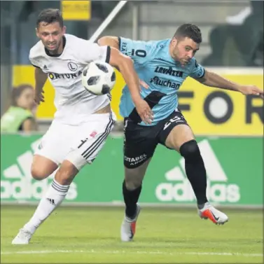  ??  ?? ANTE EL LEGIA. Nicolás Pérez (derecha), del Dudelange, en la eliminator­ia previa de Europa League.