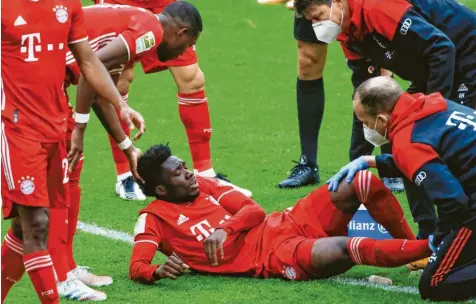  ?? Foto: Hans Rauchenste­iner ?? Schon in der ersten Minute ging Alphonso Davies ohne Einwirkung eines Gegenspiel­ers zu Boden. Der Schmerzens­schrei des Kanadiers ließ erahnen, dass die Verletzung wohl schwerwieg­ender sein würde. Bis zu acht Wochen fällt der 19‰Jährige nun aus.