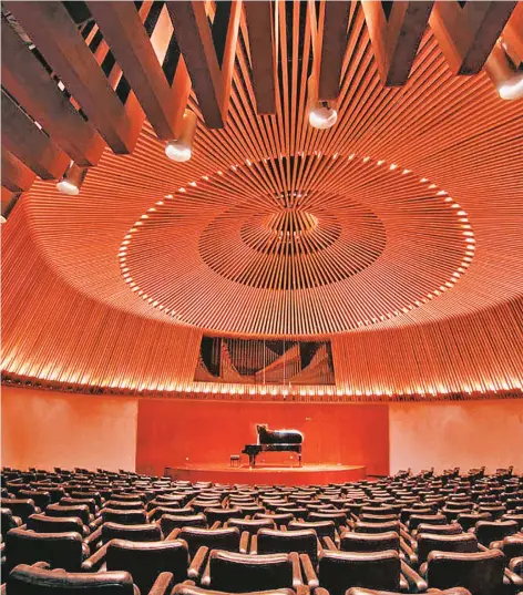  ??  ?? La sala de conciertos de la Biblioteca Luis Ángel Arango, diseñada por la firma de arquitecto­s Esguerra Sáenz Urdaneta Samper