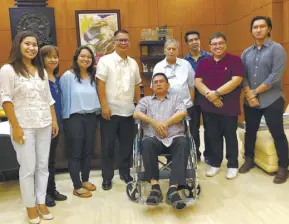  ??  ?? Mayor Arman Dimaguila and city tourism officer Bryan Jayson Borja with Erehwon head Rafael Benitez (center), art director Dino Dimar (rightmost) and the editorial team.The book was jointly published by the City Government of Biñan and Erehwon Artworld Corp.