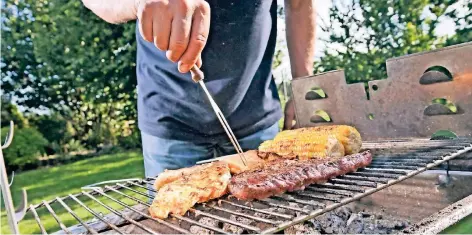  ??  ?? Dem Grill-Profi ist es überhaupt nicht wurst, wenn die Garzeit überschrit­ten wird. Außen kross ist in Ordnung, aber verkohlt – das geht gar nicht.