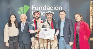  ?? ?? Entrega del primer premio en comparsas a ‘Los sacrificao­s’.