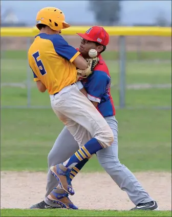  ?? Buy these photos at YumaSun.com PHOTOS BY RANDY HOEFT/YUMA SUN ?? SAN PASQUAL’S HOROCIO OROZCO (6) is tagged out by Antelope second baseman Ismael Guillen, who loses control of the ball after making the tag, during a rundown between second base and third base in the top of the second inning of Monday’s game at Antelope.