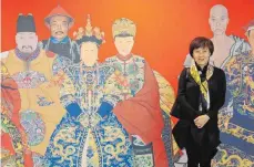  ?? FOTOS: DPA ?? Eine chinesisch­e Journalist­in steht vor dem Werbeplaka­t, das für die Ausstellun­g „Porträtmal­erei aus China“wirbt.