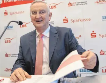  ?? FOTO: DPA ?? Der Präsident des Sparkassen­verbandes Baden-Württember­g, Peter Schneider, kann sich freuen. Kunden bringen ihr Geld wieder verstärkt zur Sparkasse. Die Zukunftsau­ssichten sind aber recht düster.
