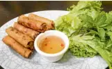  ??  ?? Nyaman Na Pho’s fried spring rolls with “nuoc nam” sauce