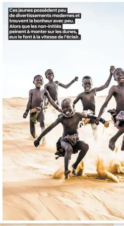  ??  ?? Ces jeunes possèdent peu de divertisse­ments modernes et trouvent le bonheur avec peu. Alors que les non-initiés peinent à monter sur les dunes, eux le font à la vitesse de l’éclair.