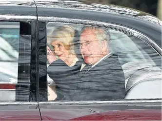  ?? HENRY NICHOLLS / AFP / GETTY ?? El rey Carlos III y su esposa, la reina Camilla, abandonand­o Clarence House ayer.