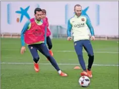  ??  ?? DE VUELTA. Busquets e Iniesta ya trabajan con el grupo.