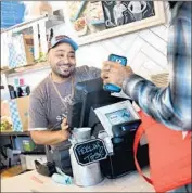  ?? Christina House Los Angeles Times ?? DANNY DUMAS of Mendocino Farms in El Segundo checks the order for a DoorDash deliverer.