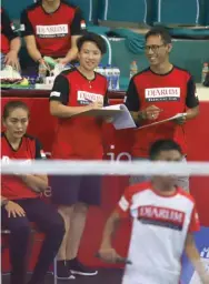  ?? ALLEX QOMARULLA/JAWA POS ?? DUA LEGENDA: Liliyana Natsir (kiri) dan Sigit Budiarto memantau langsung peserta Audisi Beasiswa Bulu Tangkis PB Djarum di GOR Sudirman, Surabaya, kemarin.