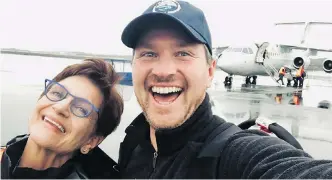  ?? COURTESY OF CHRIS PAETKAU ?? Winnipeg filmmaker Christophe­r Paetkau says he became good friends with the crew on his flight to Iqaluit and spent the time joking and taking selfies.