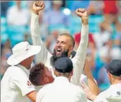  ?? REUTERS ?? Moeen Ali (centre) celebrates his hattrick and England’s win over South Africa in the third Test on Monday.