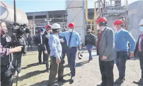  ??  ?? El presidente Mario Abdo Benítez visitó ayer las instalacio­nes de la planta de oxígeno en Acepar, Villa Hayes.