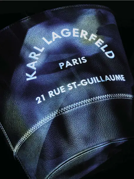  ?? Par Laure Ambroise Photo Julien Deceroi ?? Sac seau en cuir, Karl Lagerfeld, 275 €. Boutique : 194, boulevard Saint-germain, Paris 7e.