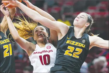  ?? NWA Democrat-Gazette/J.T. WAMPLER ?? Arkansas’ Kiara Williams vies for a rebound with Missouri’s Cierra Porter (21) and Jordan Frericks on Monday at Bud Walton Arena in Fayettevil­le.