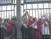  ?? ?? Aficionado­s del Liverpool en el Stade de France el 28 de mayoap