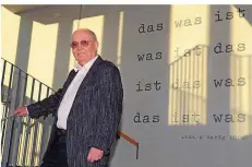  ?? FOTO: IRIS MAURER ?? Ludwig Harig 2012 bei einer Feier zu seinem 85. Geburtstag im Treppenhau­s der Aula in Sulzbach. Hinter ihm an der Wand Verse von ihm.