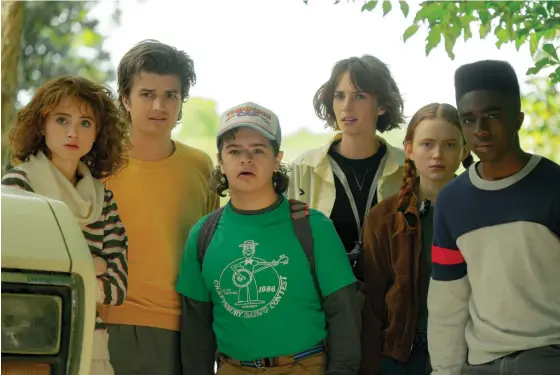  ?? FOTO: TINA ROWDEN/NETFLIX ?? Natalia Dyer, Joe Keery, Gaten Matarazzo, Maya Hawke, Sadie Sink och Caleb McLaughlin i Stranger things fjärde säsong vars avsnitt släpps i två omgångar.