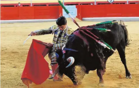  ?? // MIKA ZARCAS ?? Pablo Aguado, torerísimo rodilla en tierra con el tercer toro, ‘Carcelario’