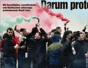  ??  ?? Mit Rauchtöpfe­n, Leuchtfack­eln und Bierflasch­en unterwegs: protestier­ende ManU-Fans.