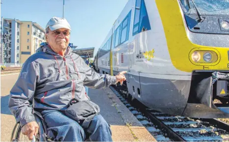  ?? FOTO: ANNE JETHON ?? Züge der Reihe VT 612 sind nicht barrierefr­ei. „Ich finde, das ist eine Diskrimini­erung“, sagt Winfried Renner.