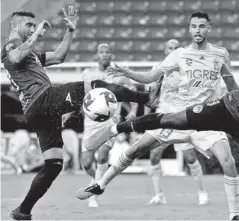  ?? FOTO: EFE ?? > Con todo peleó el encuentro ante Tigres el equipo de Mazatlán FC.