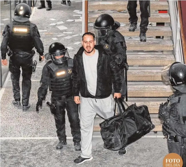 ??  ?? Pablo Rivadulla es detenido ayer por los Mossos en las instalacio­nes de la Universida­d de Lérida