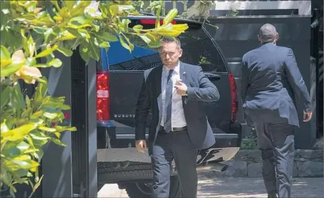  ?? CLIFF OWEN/AP ?? Secret Service agents guard the Washington home of likely Democratic presidenti­al nominee Hillary Clinton on Saturday.