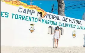  ?? FOTO: ESPORTS IB ?? Mariona, frente al campo de Felanitx que ya lleva su nombre