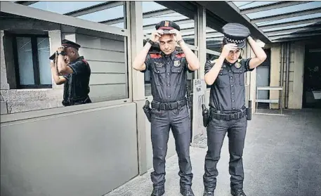  ?? ANA JIMÉNEZ REMACHA ?? Un sargento de los Mossos y una guardia urbana de Barcelona con los nuevos uniformes, ayer