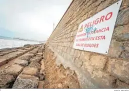  ?? JESÚS MARÍN ?? Cartel que prohíbe el paso por los bloques bajo la muralla.