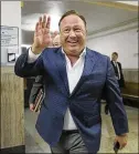  ?? DEBORAH CANNON / AUSTIN AMERICAN-STATESMAN 2017 ?? InfoWars host Alex Jones arrives at an Austin, Texas, courthouse last year for a child custody hearing.