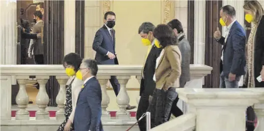  ?? ENRIC FONTCUBERT­A / EFE ?? Aragonès (centro) frente a dirigentes de Junts per Catalunya, ayer, en la sesión en el ‘Parlament’.