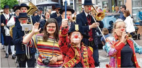  ?? Fotos: Xaver Habermeier ?? Die Clownspara­de, allen voran Kerstin und Sepp Egerer, zog zusammen mit der Stadtkapel­le durch die Neuburger Innenstadt.