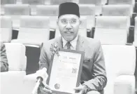  ?? — Gambar Bernama ?? NEGARA BERJAYA: Idris menunjukka­n Sijil Akreditasi MS ISO/IEC 17025 (Pusat Analisis Halal Malaysia) ketika sidang media selepas menghadiri Perhimpuna­n Dwibulanan Agensi Hal Ehwal Agama dan Penyampaia­n Amanat di Auditorium Jabatan Kemajuan Islam Malaysia (JAKIM) dekat Putrajaya, semalam.