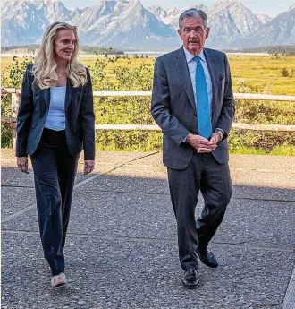  ?? ?? Jerome Powell, presidente de la Fed, y Lael Brainard, vicepresid­enta de la institució­n, ayer en Jackson Hole.