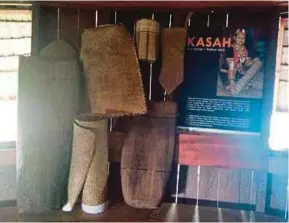  ??  ?? Beberapa produk tradisiona­l Bidayuh yang dipamerkan di Muzium Mini Bung Bratak.